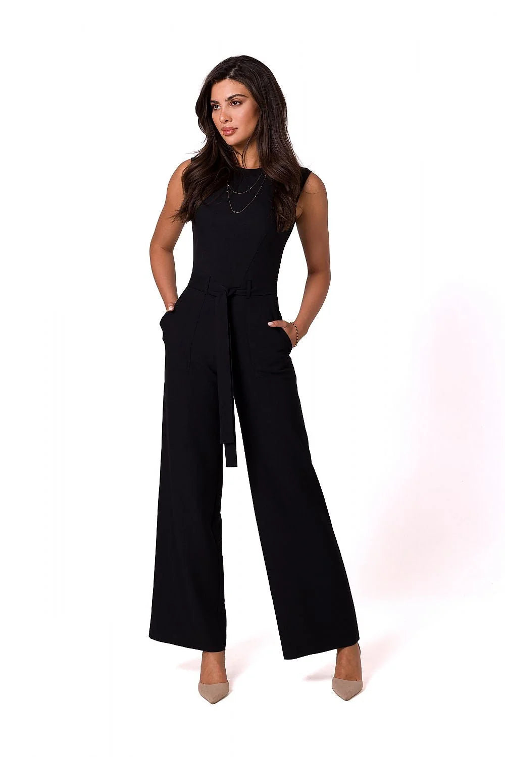 Combinaison élégante sans manches pour femme, design moderne, ceinture à nouer, poches latérales, tissu léger, couleur rose pâle, taille ajustable, occasion多様