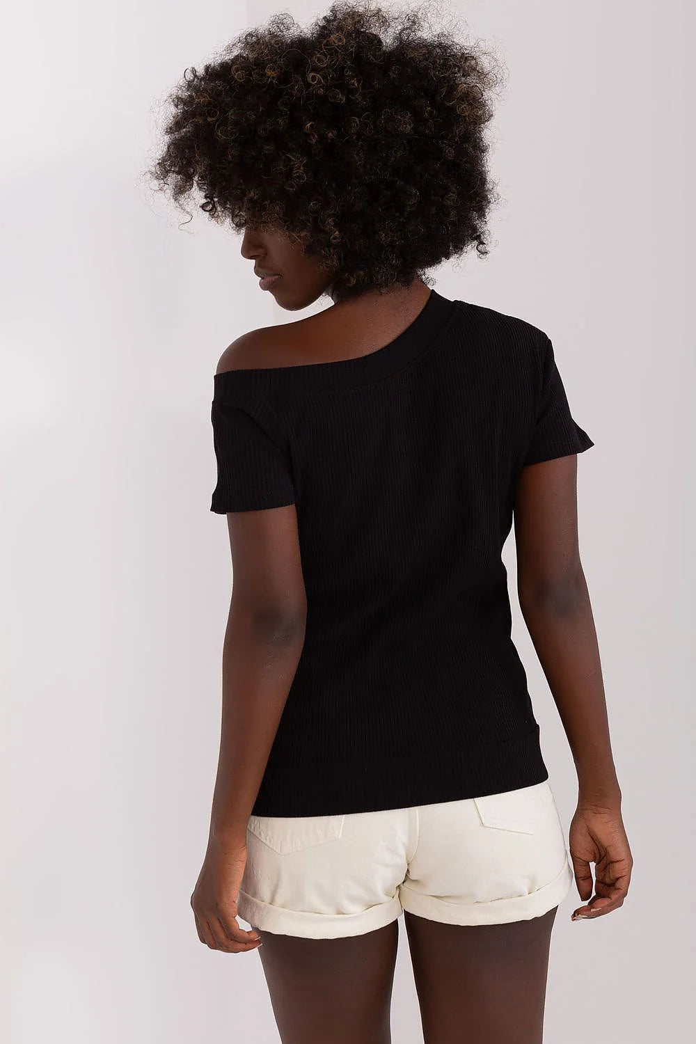 chemisier Relevance noir maille côtelée asymétrique encolure bateau épaule dégagée coupe ajustée manches courtes coton élasthanne confortable discrète