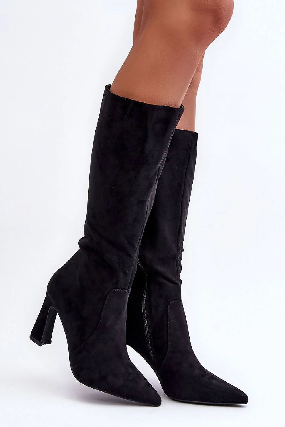 Bottes élégantes pour femmes talon carré couleur noire éco-suede texture douce design sophistiqué longueur genou fermeture éclair