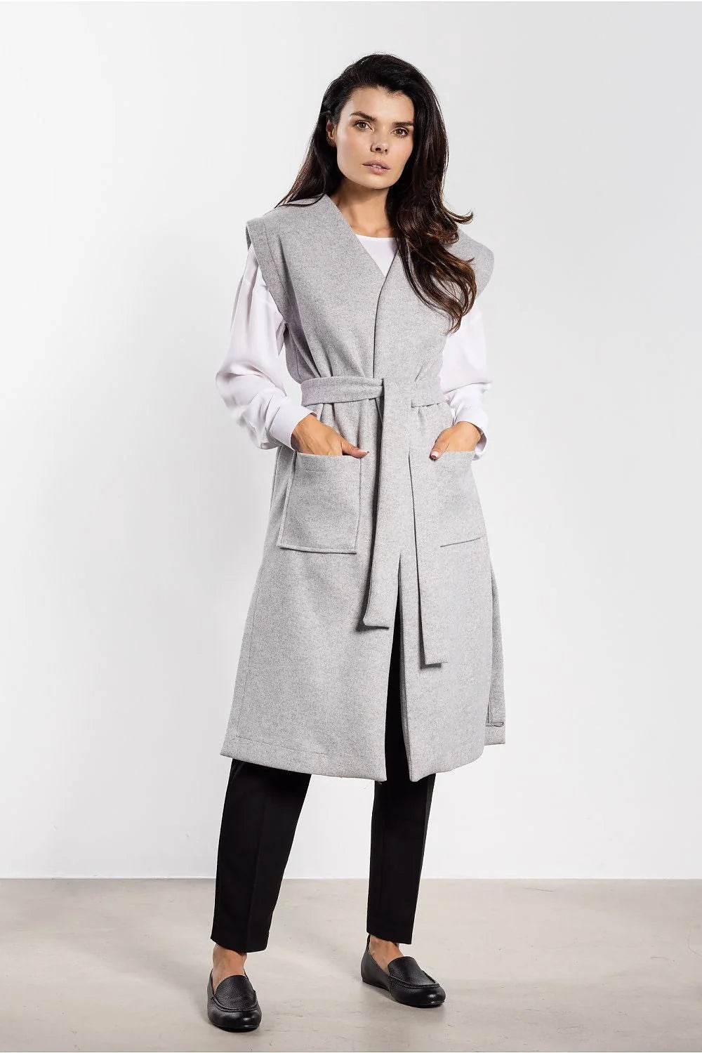 gilet long femme flanelle gris clair manches absentes ceinture nouée grandes poches plaquées fentes latérales épaules structurées col châle épuré