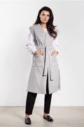 gilet long femme flanelle gris clair manches absentes ceinture nouée grandes poches plaquées fentes latérales épaules structurées col châle épuré