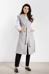 gilet long femme flanelle gris clair manches absentes ceinture nouée grandes poches plaquées fentes latérales épaules structurées col châle épuré