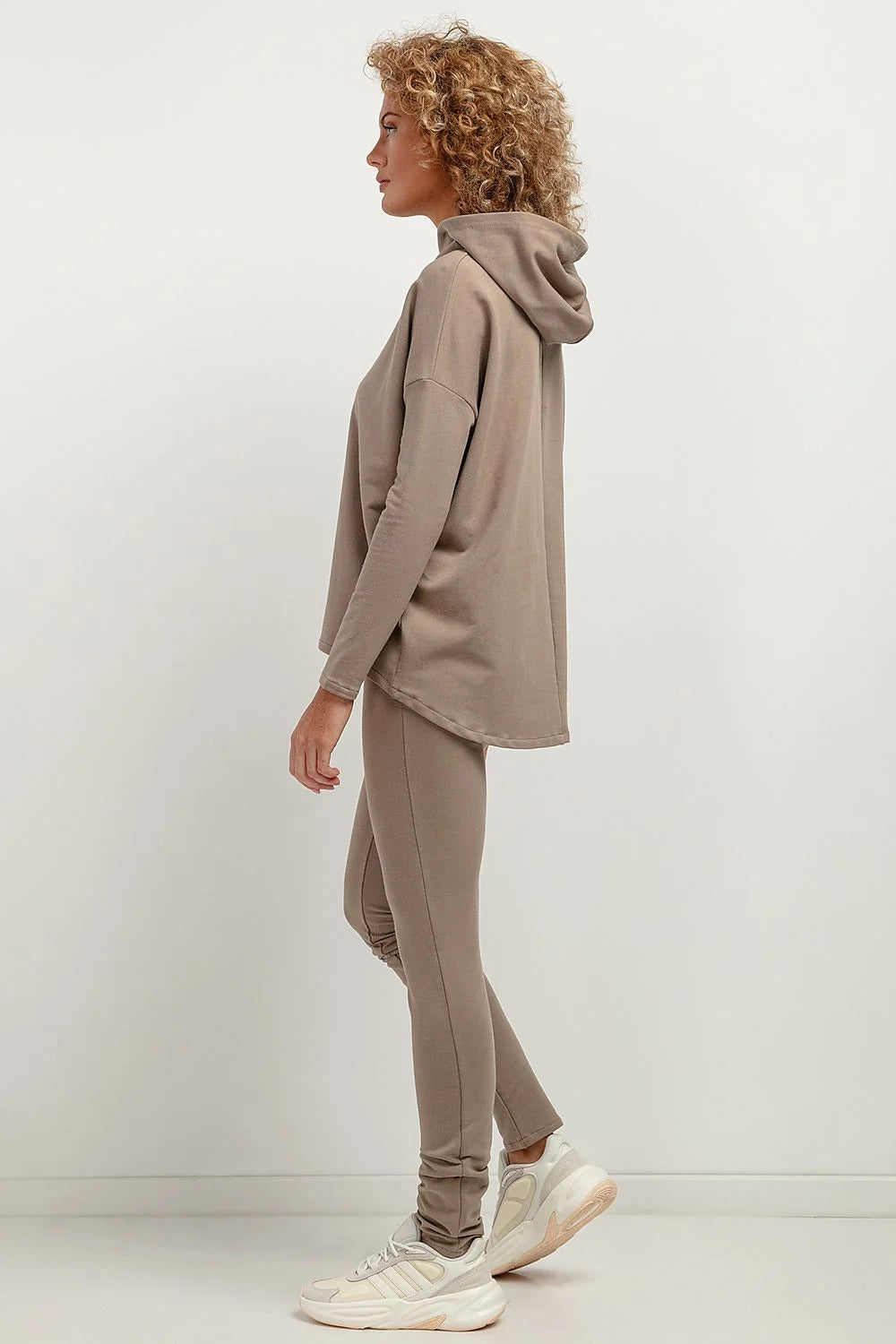 Ensemble coordonné style décontracté pour femme, haut ample avec capuche, pantalon ajusté élastique, couleur taupe, matériau doux, confort maximal, style moderne
