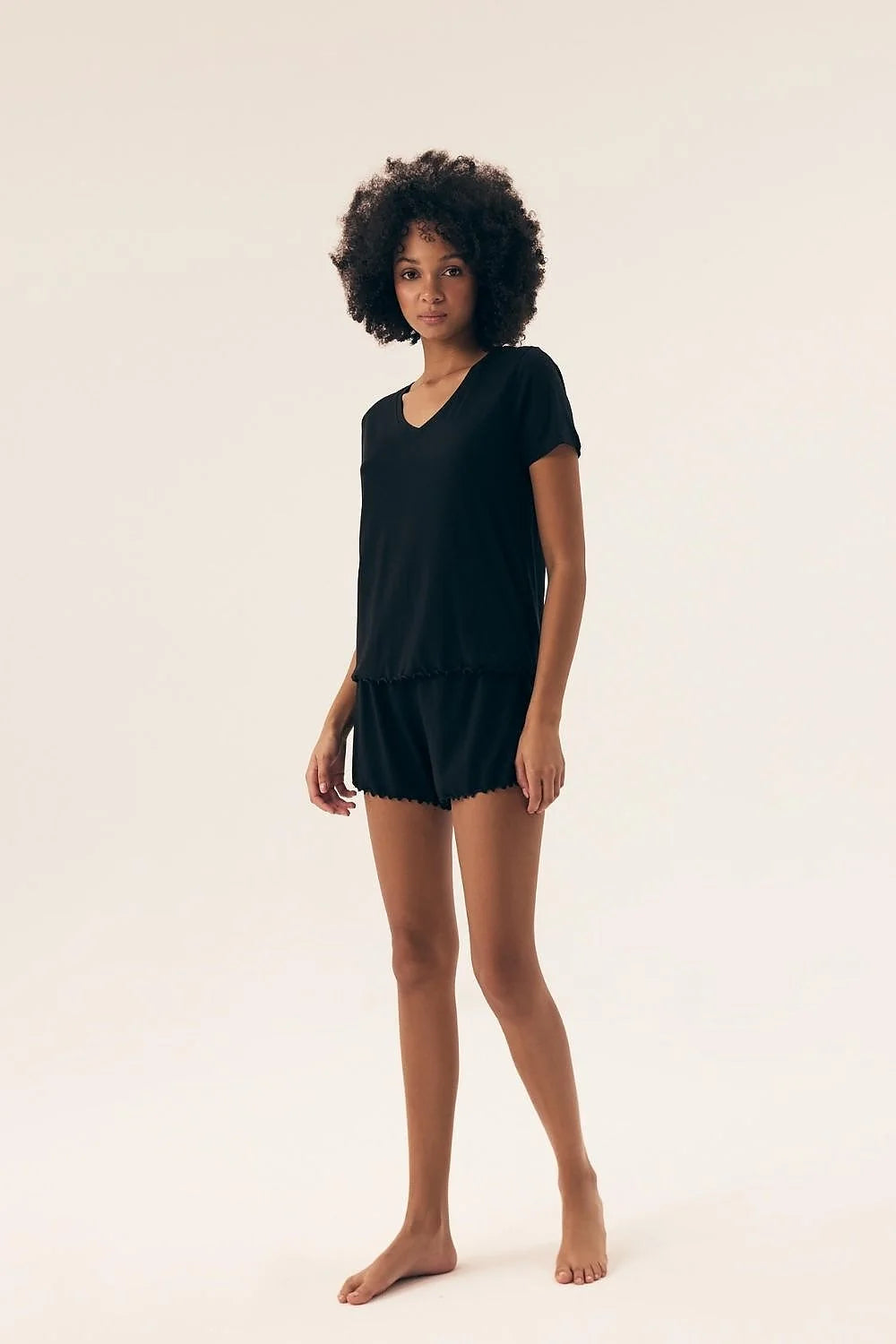 pyjama femme élégant viscose délicate confortable nuit haut manches courtes col V dentelle fine short noir taille élastique extensible