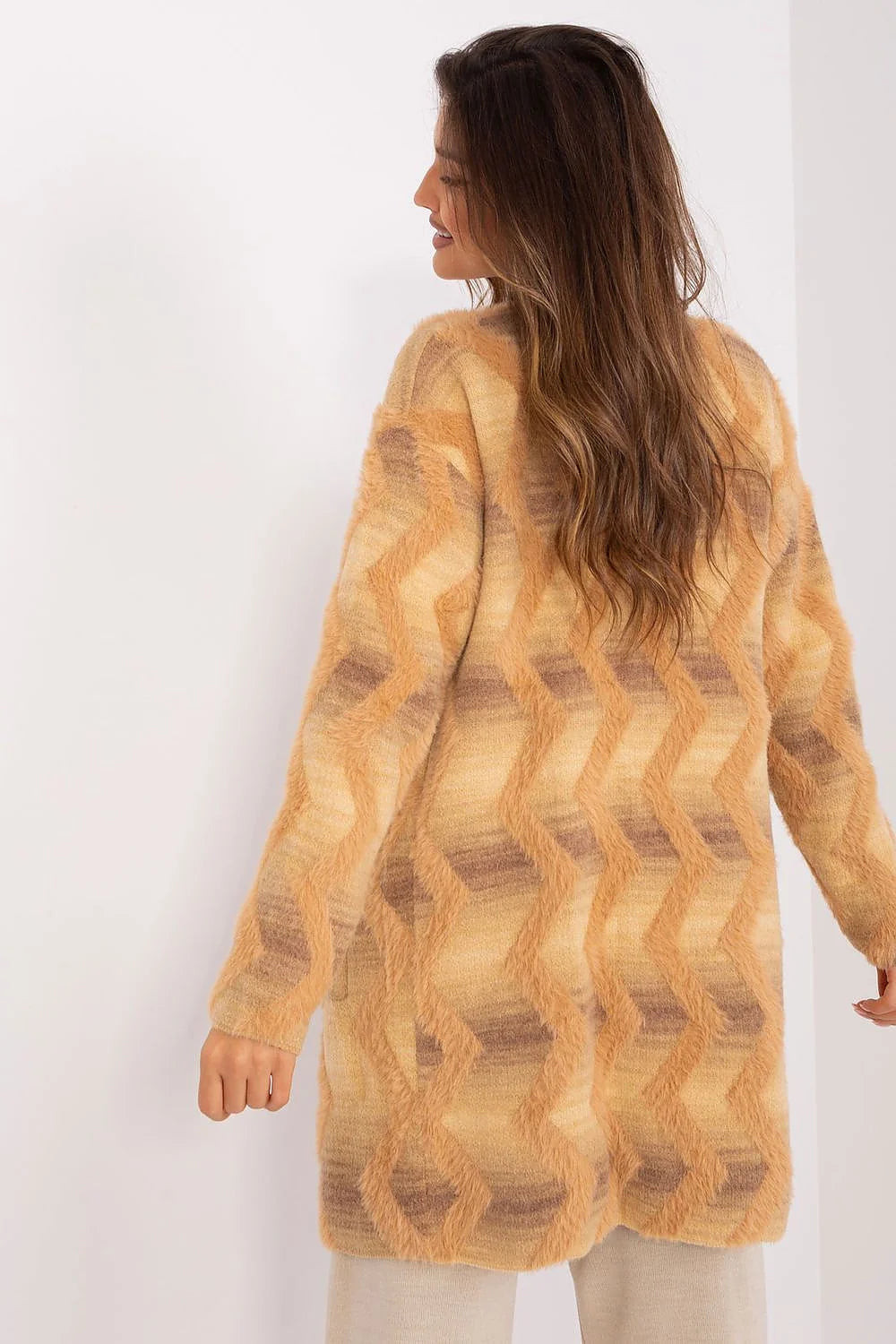 Cardigan pour femme moderne élégant motif losange texture duvet couleur beige marron clair manches longues coupe longue sans fermeture