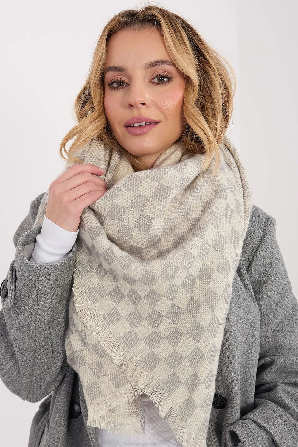 châle écharpe viscose laine mélange doux chaud oversize grand carré enveloppant carreaux beige crème gris franges effilochées élégant