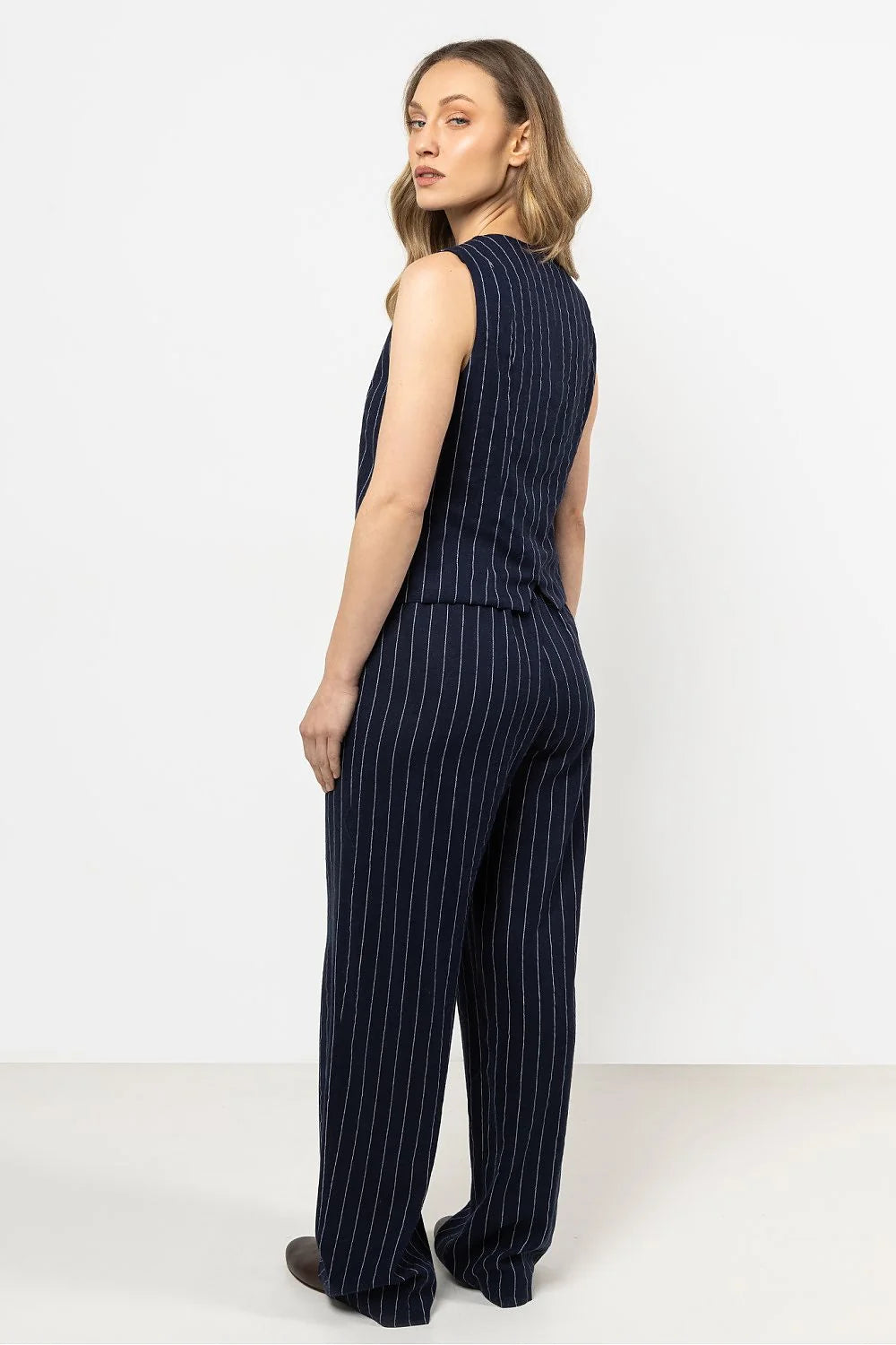 Gilet en lin sans manches à rayures bleu marine et blanches pour femme, coupe droite, décolleté en V, fermeture à boutons, occasion bureau chic