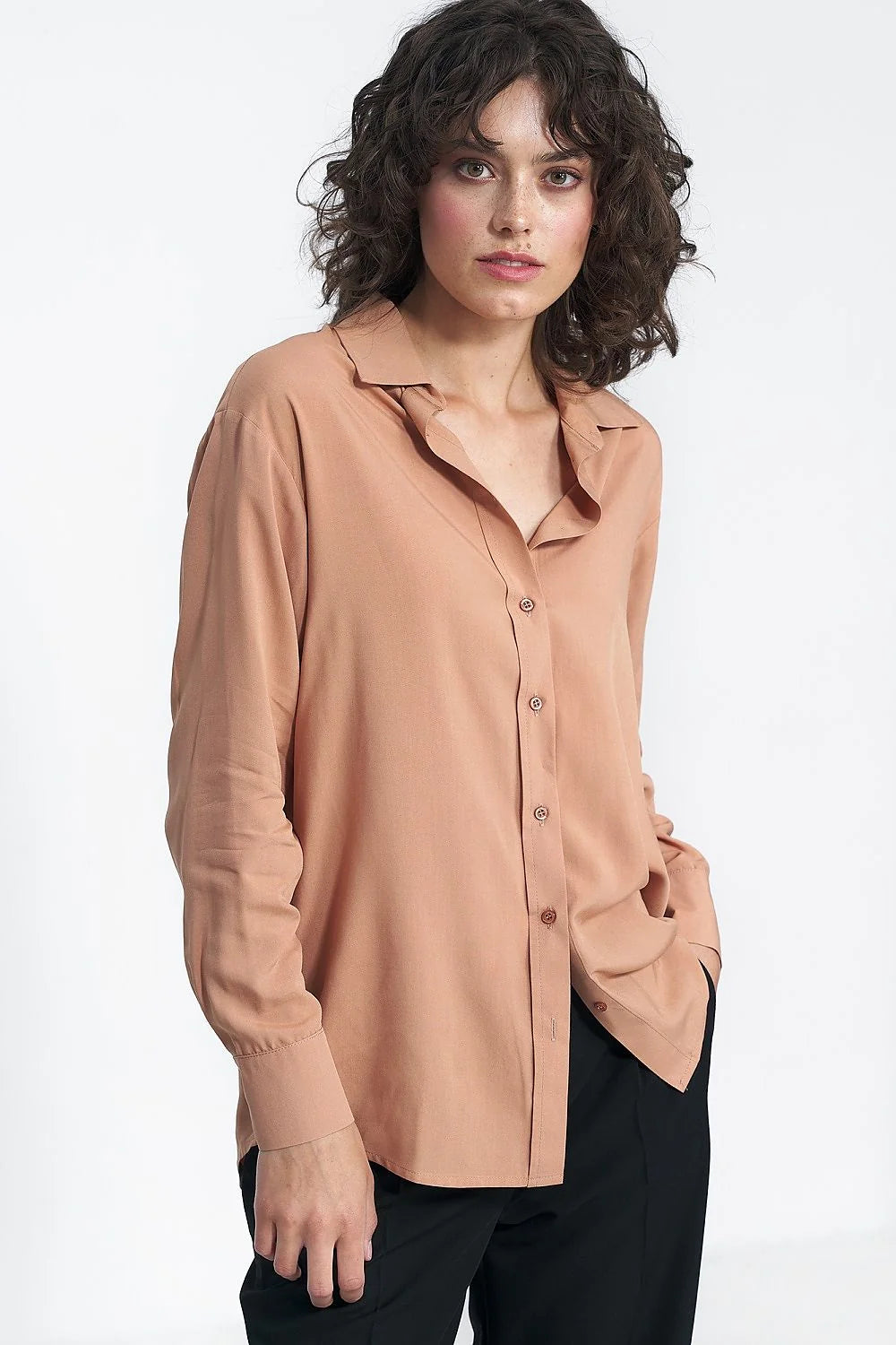 chemise manches longues camel viscose fluide satinée coupe ample col classique poignets boutonnés boutons assortis poches invisibles finitions soignées polyvalente