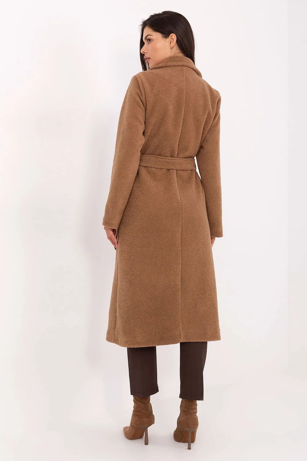 manteau femme long bouclé ceinturé camel col revers double boutonnage manches longues poches latérales coupe évasée doublure automne