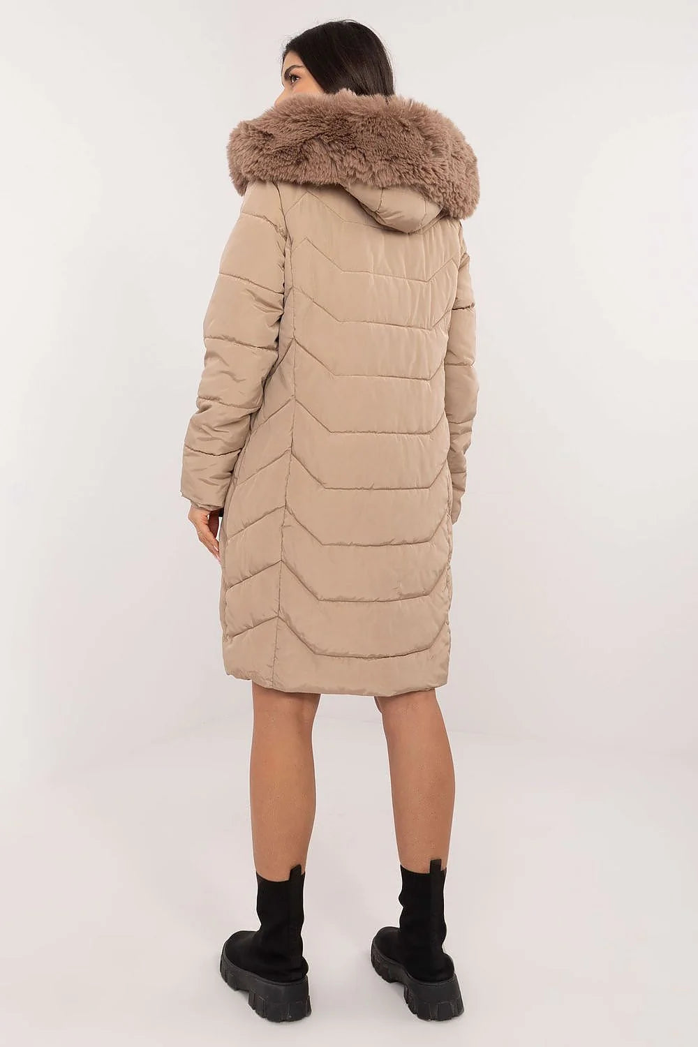 Manteau d'hiver matelassé pour femme en polyester, beige, capuche fourrure, fermeture éclair New York, poches latérales, coupe ajustée, longueur au-dessus du genou, style urbain, protection contre le froid