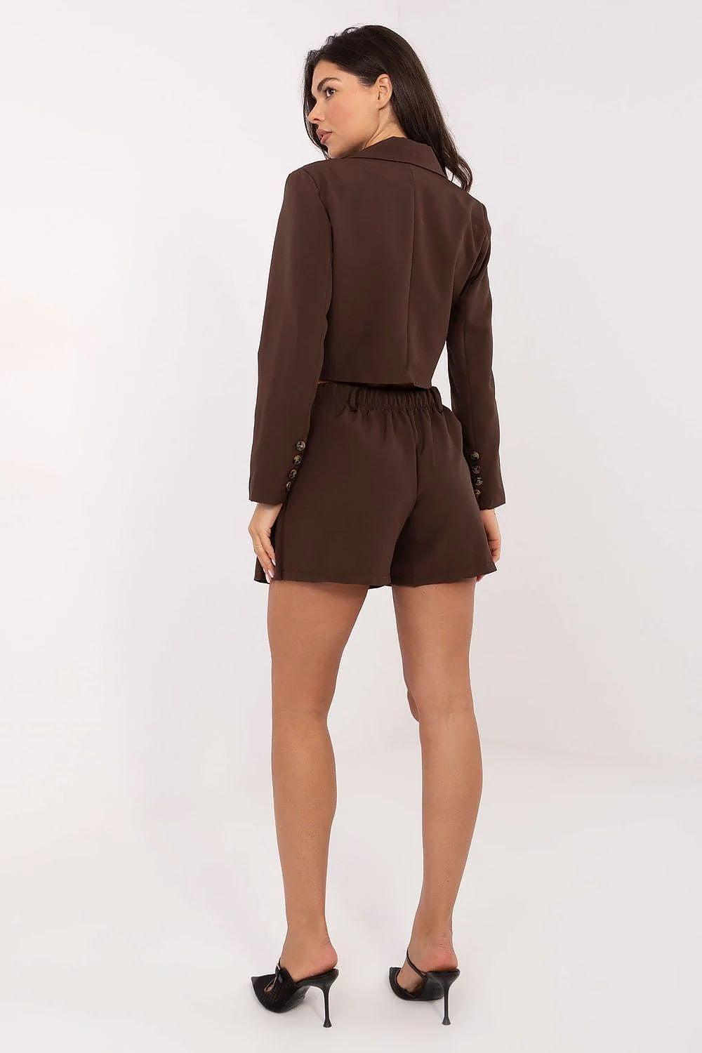 ensemble tailleur femme crop blazer marron chocolat col cranté double boutonnage manches longues jupe pantalon plissée mini taille haute évasée