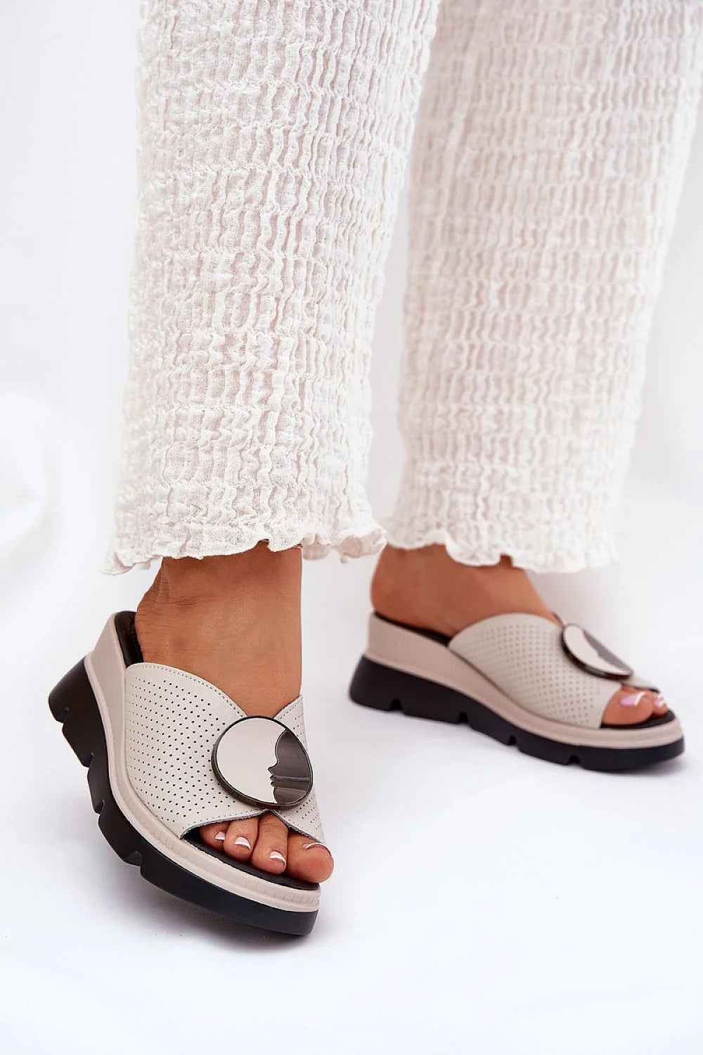 Mules en cuir naturel modernes pour femmes, style élégant, talon compensé, détails décoratifs, confort toute la journée