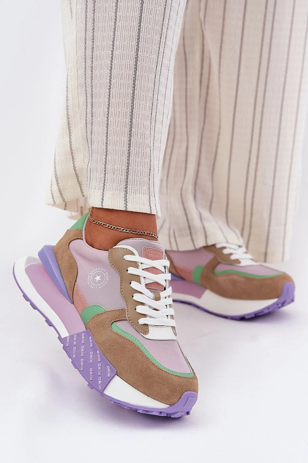 baskets femmes modernes colorées suédé textile pastel lilas beige vert menthe rose semelle épaisse violette antidérapante plateforme lacets blancs confort