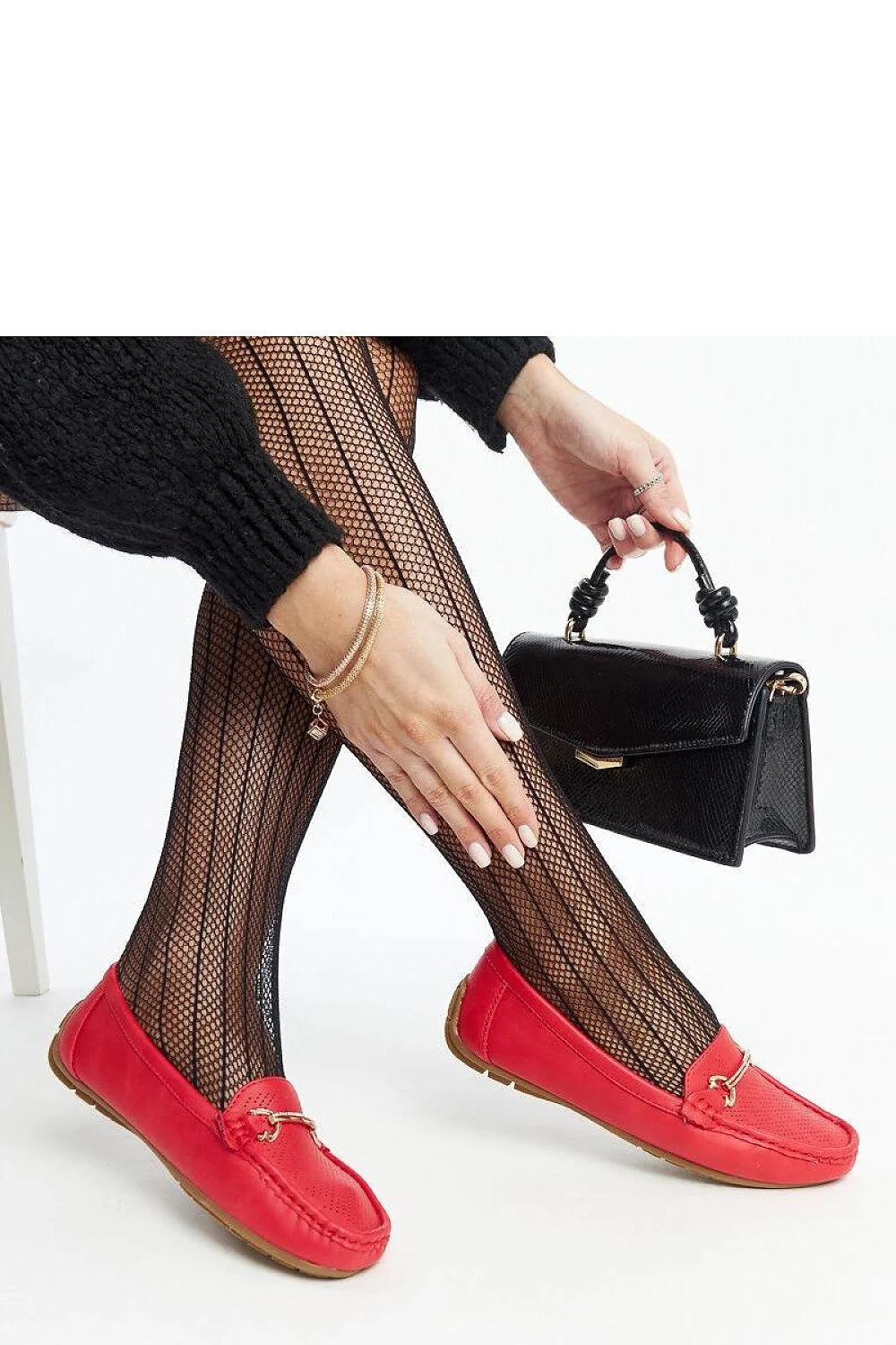 Mocassins féminins élégants couleur rouge vif détails métalliques dorés cuir lisse semelle caoutchouc confortable pour femmes occasion quotidienne soirée