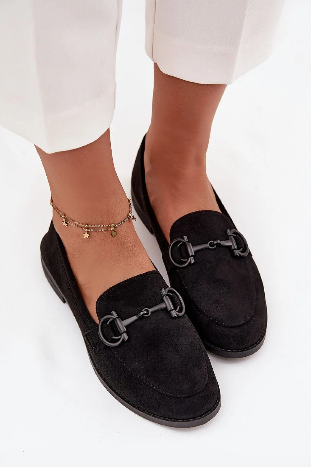 mocassins femme suédine écologique noir bout effilé mors métallique mat petit talon plat semelle fine surpiqûres apparentes confortable élégant polyvalent