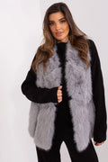 Gilet sans manches en fausse fourrure grise élégant moderne coupe droite ample confort liberté mouvement mode féminine