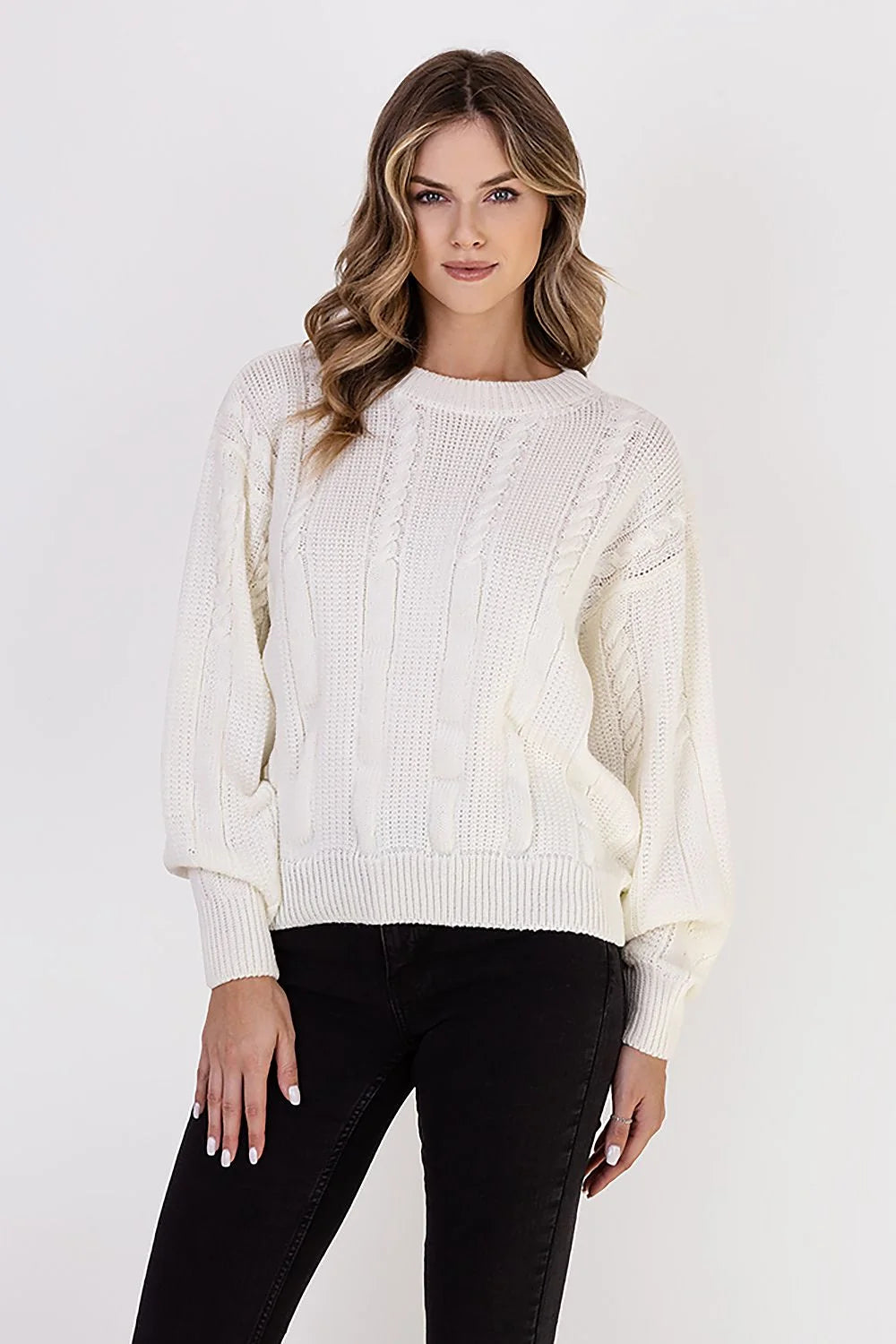Pull pour femmes design élégant intemporel couleur blanche motif maille torsadée manches longues ourlet côtelé laine acrylique taille longueur ajustable