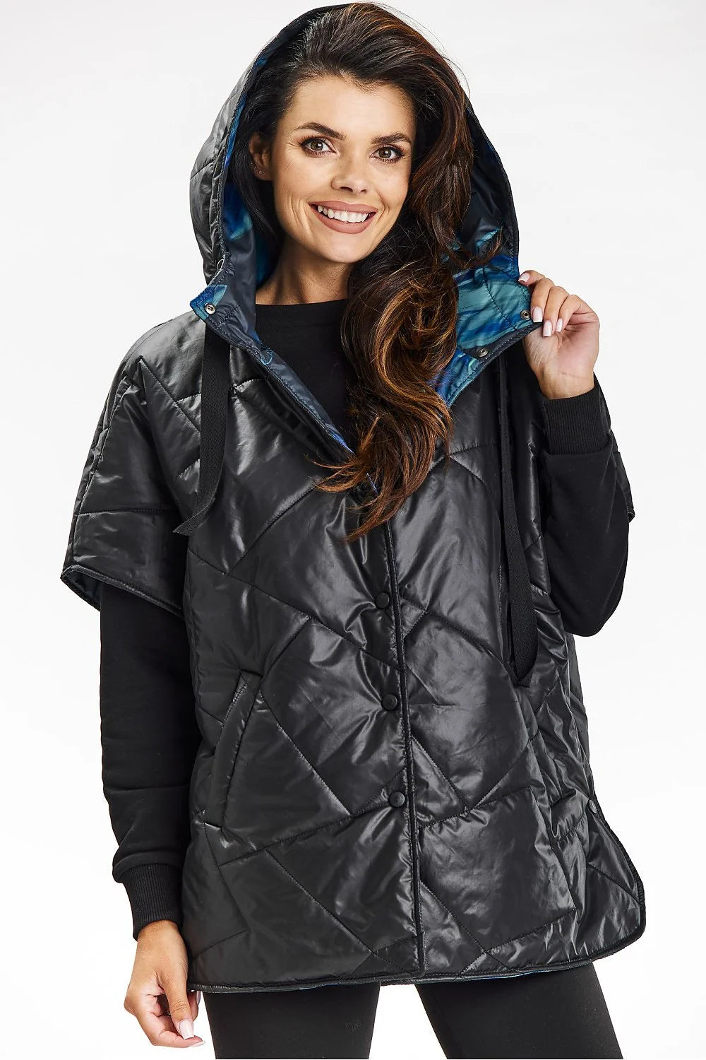 Poncho matelassé moderne pour femme, noir, doublure bleu métallique, capuche, boutons pression, style casual chic, polyester 100%, mode hiver automne
