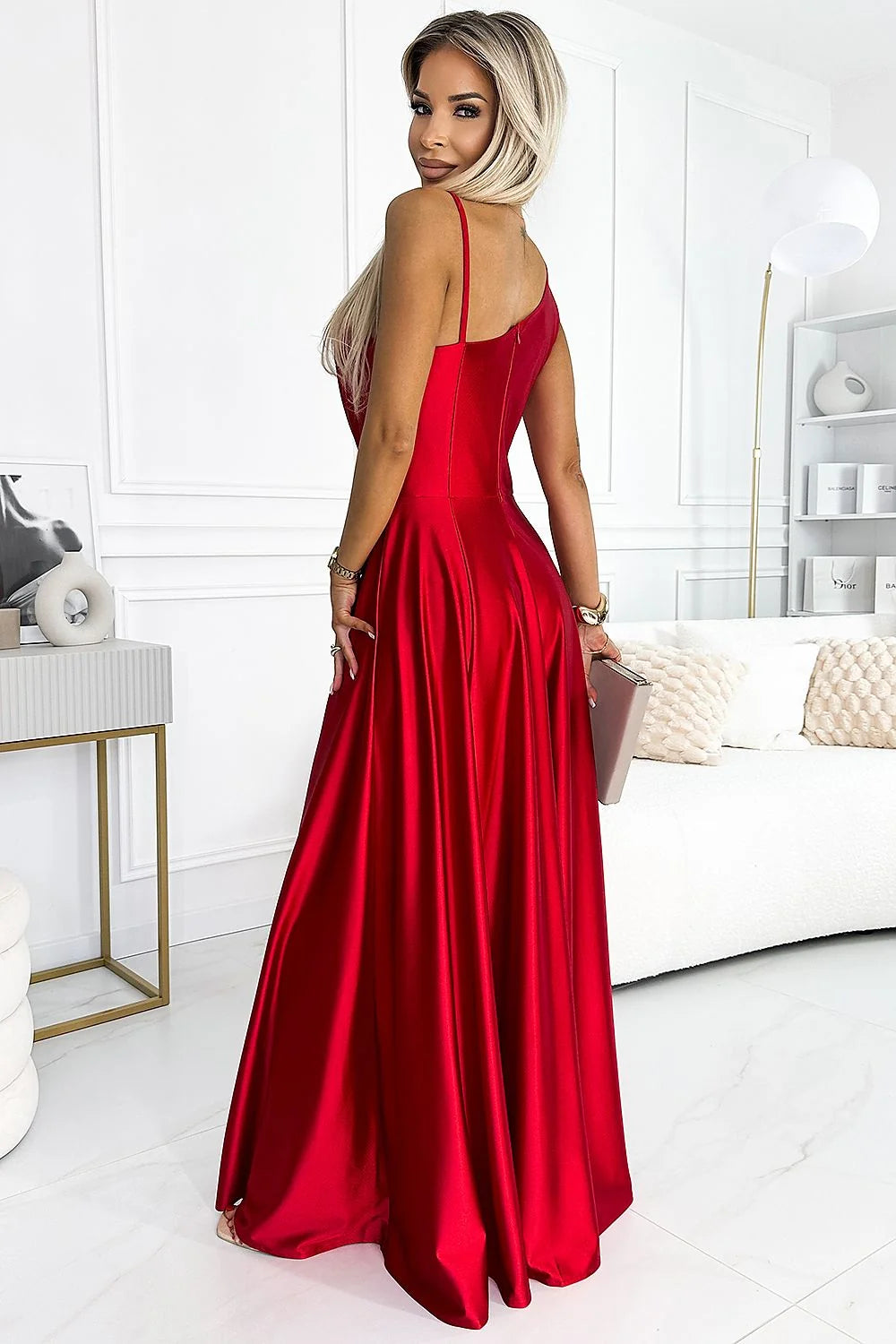 robe longue satin rouge rubis asymétrique épaule dégagée bretelle fine corsage cintré taille marquée fente haute tombé fluide glamour