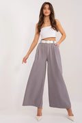 Tenue féminine deux pièces top court pantalon palazzo blanc gris épaules nues talons beiges