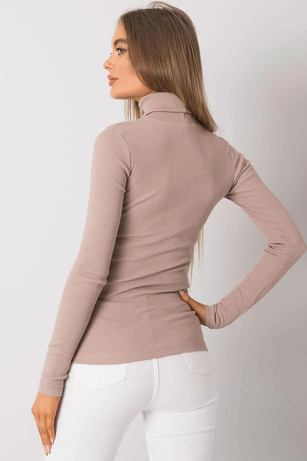 Haut à col roulé élégant pour femme en maille fine, couleur rouge audacieuse, coupe ajustée, manches longues, fabrication de qualité, idéal pour tenues sophistiquées