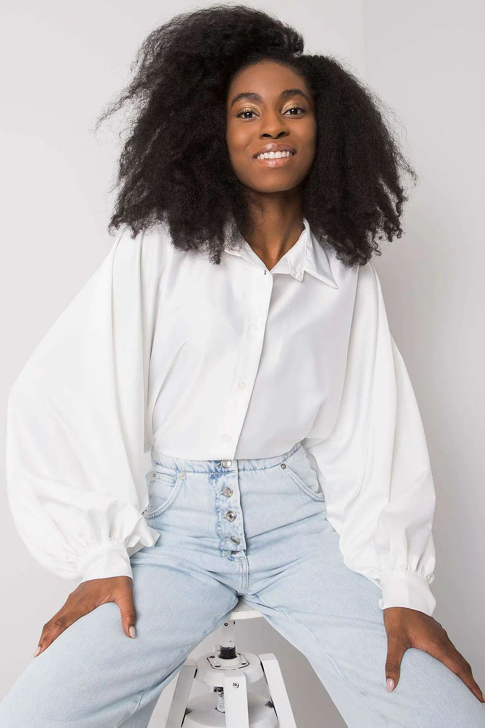 Chemise manche longue style classique col à pointes détails métalliques couleur blanche pure polyester 95% elasthanne 5% coupe décontractée élégante femme