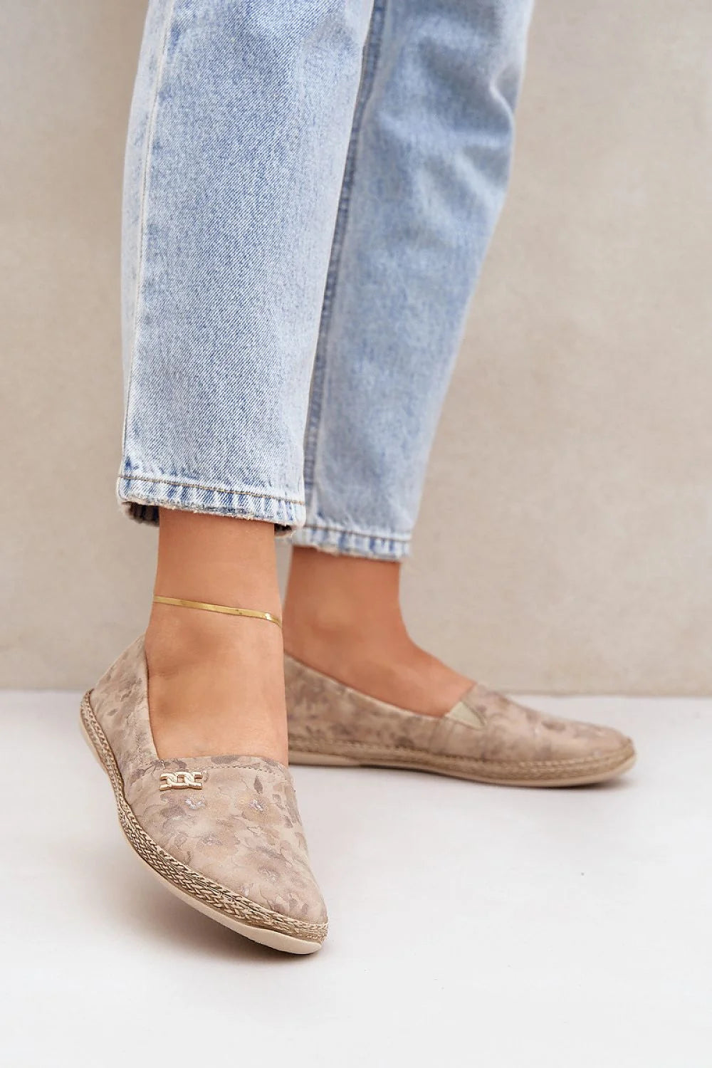 Espadrille femmes cuir suédé design moderne motif subtil semelle tressée décoration dorée confort estival style décontracté occasion estivale
