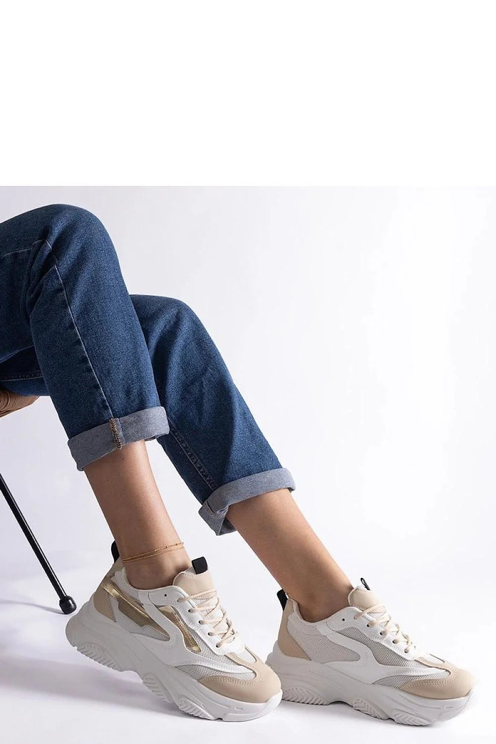 Baskets pour femmes style moderne épuré cuir synthétique mesh beige doré semelle chunky lacing blanc contrefort renforcé