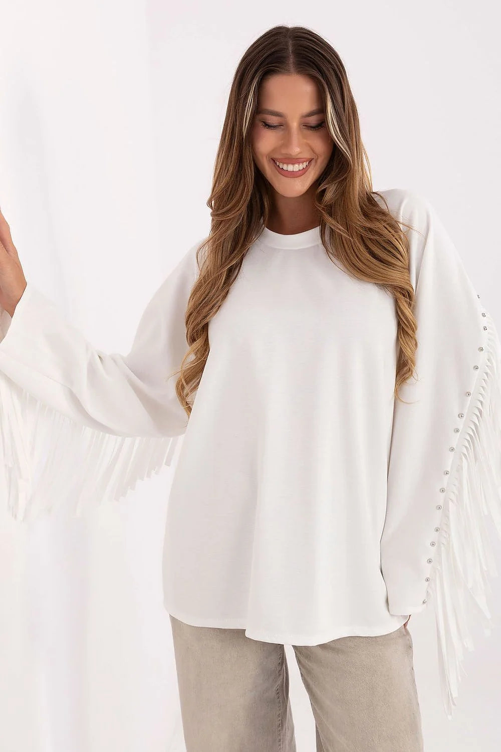 pull femme oversize blanc jersey léger col rond coupe fluide hanches manches longues franges rivets bohème chic confortable