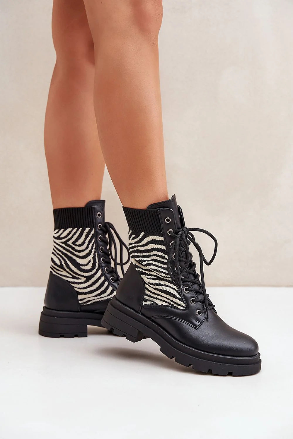 bottines femme audacieuses zébrées cuir écologique noir blanc col côtelé semelle crantée rembourrée talon moyen lacets œillets métalliques