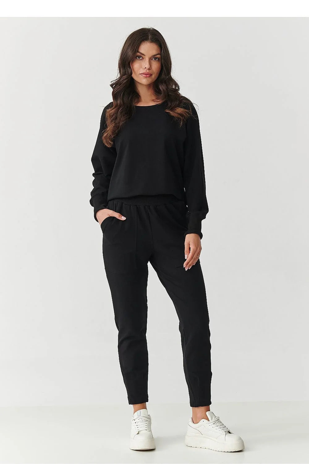 ensemble survêtement femme deux pièces noir sweatshirt pantalon jogger taille élastique chevilles resserrées molletonné coton élasthanne confortable décontracté