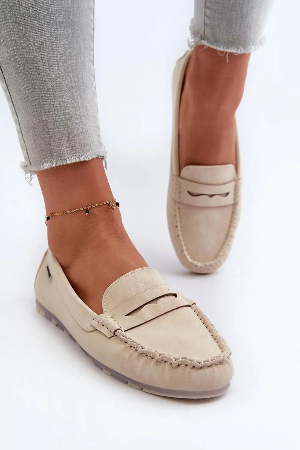 mocassins femmes cuir suédé beige épuré élégant penny bout arrondi surpiqûres patte décorative semelle antidérapante rembourrée