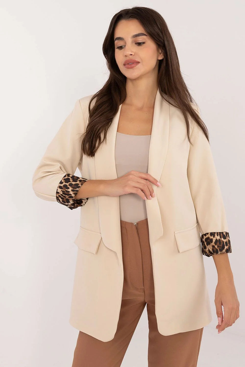 Blazer femme style décontracté élégant teinte beige claire manches retroussées doublure léopard polyester semi-ajusté longueur mi-cuisse sans boutons poches rabat