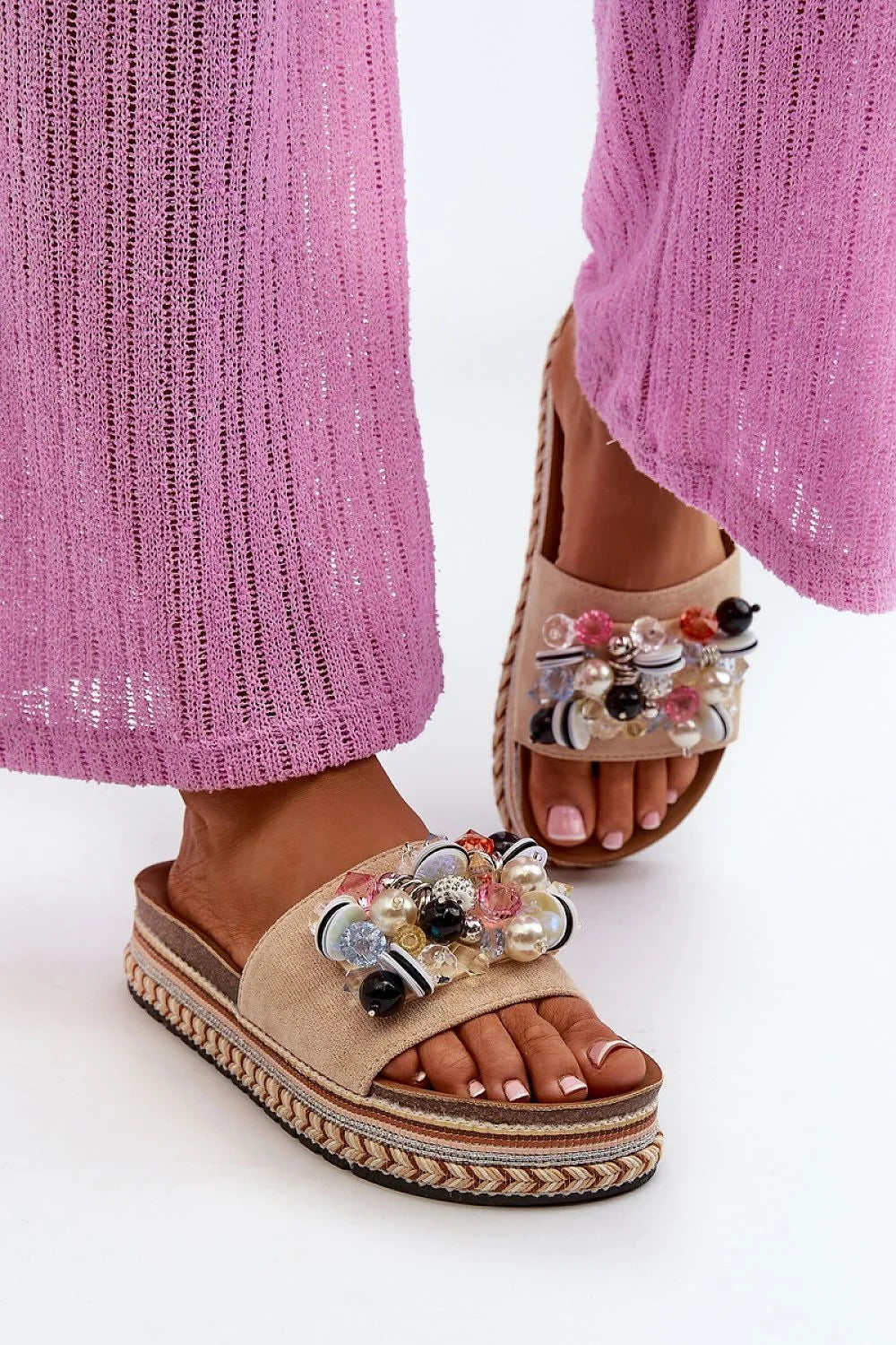 Sandales plates-forme élégantes pour femme avec decorations riches en perles, cuir suédé, semelle antidérapante, style boho-chic, été 2023