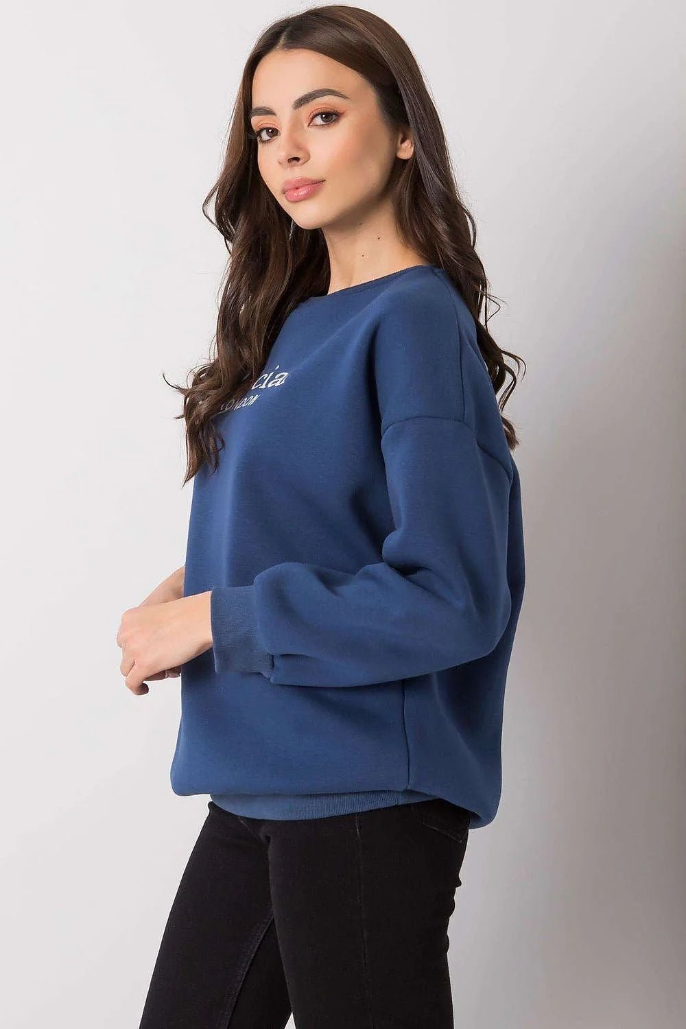 Sweatshirt coton bleu marine style urbain décontracté manches longues inscription mode femme moderne chic