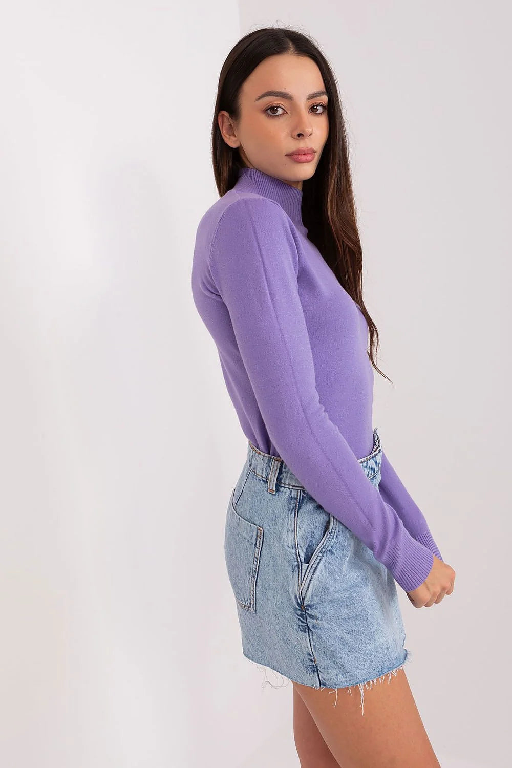 Pull à col roulé et jupe en denim : ensemble mode femme, style chic, couleur lilas et bleu clair, matière douce, coupe ajustée, occasion quotidienne et travail