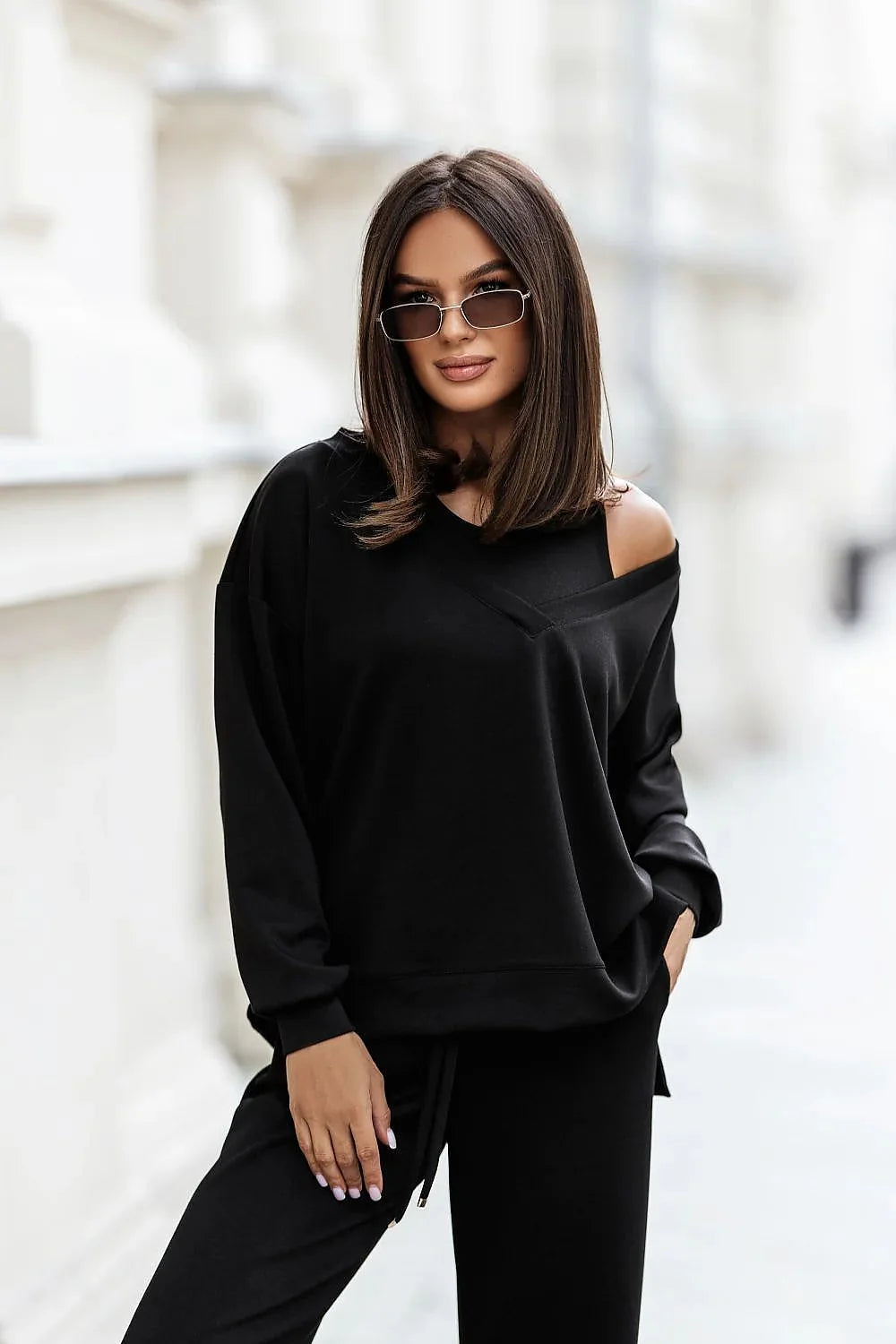 ensemble féminin élégant confortable sweat asymétrique épaule dénudée débardeur bretelles col rond pantalon taille élastique cordon poches insérées