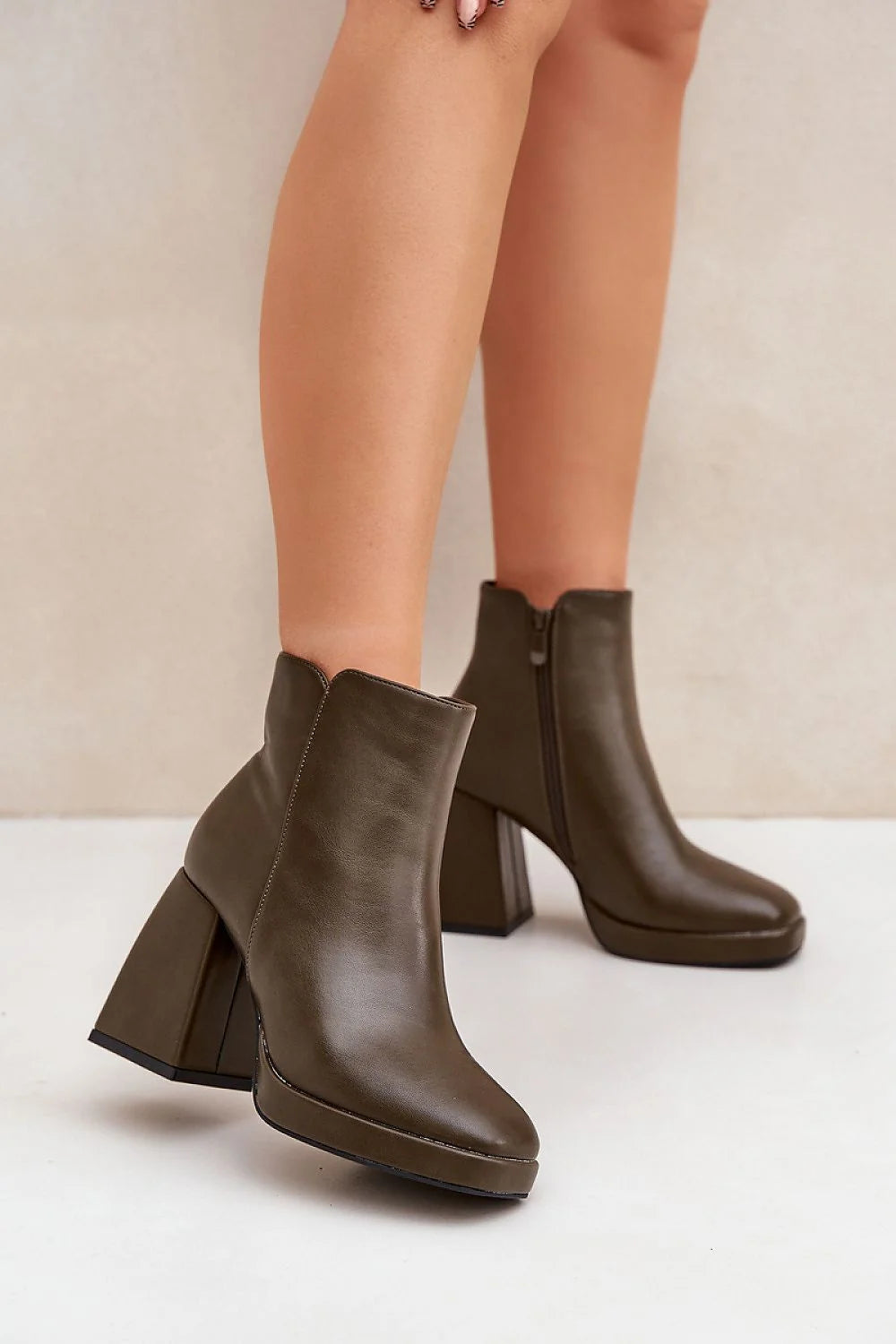 Bottines élégantes modernes cuir synthétique marron talon carré stable zipper latéral femmes confortables occasionnels