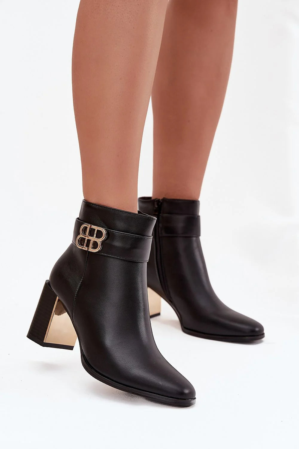 bottines cheville femme simili cuir noir bout pointu silhouette épurée fermeture zippée latérale talon colonne insert doré bride décorative bouclebijou