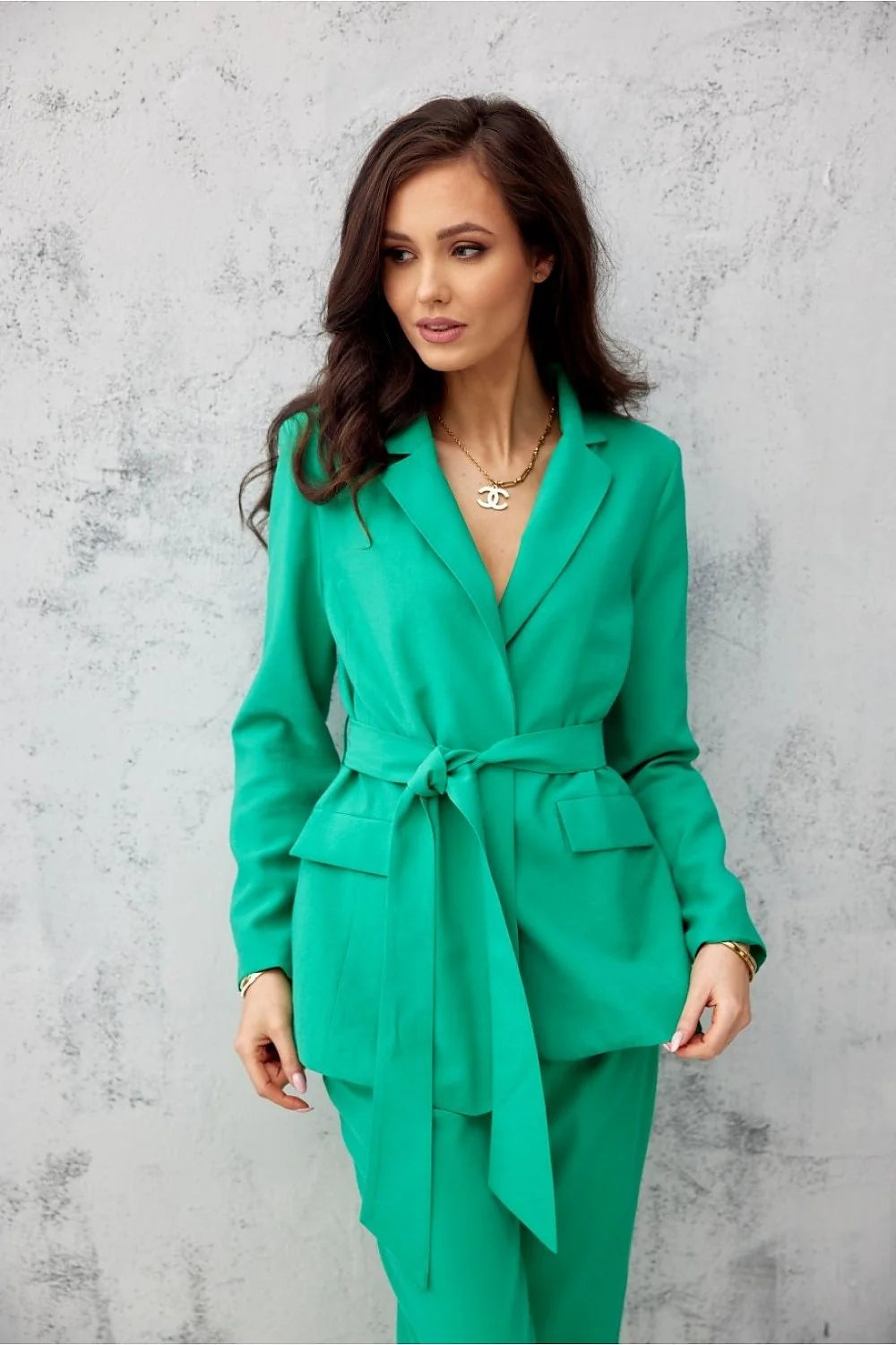Blazer et pantalon femme tailleur bleu vif poly-blend coupe ajustée décoration poches ceinture intégrée élégance moderne style intemporel occasion formelle