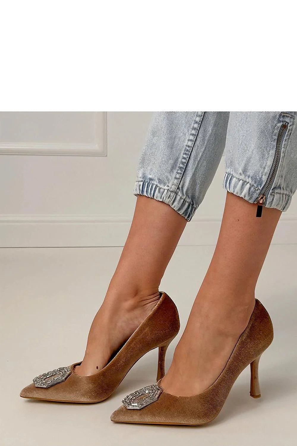 escarpins femme talons aiguilles velours camel doré bout pointu silhouette élancée ornement zircons semelle cuir synthétique enfilable confortable élégante soirée