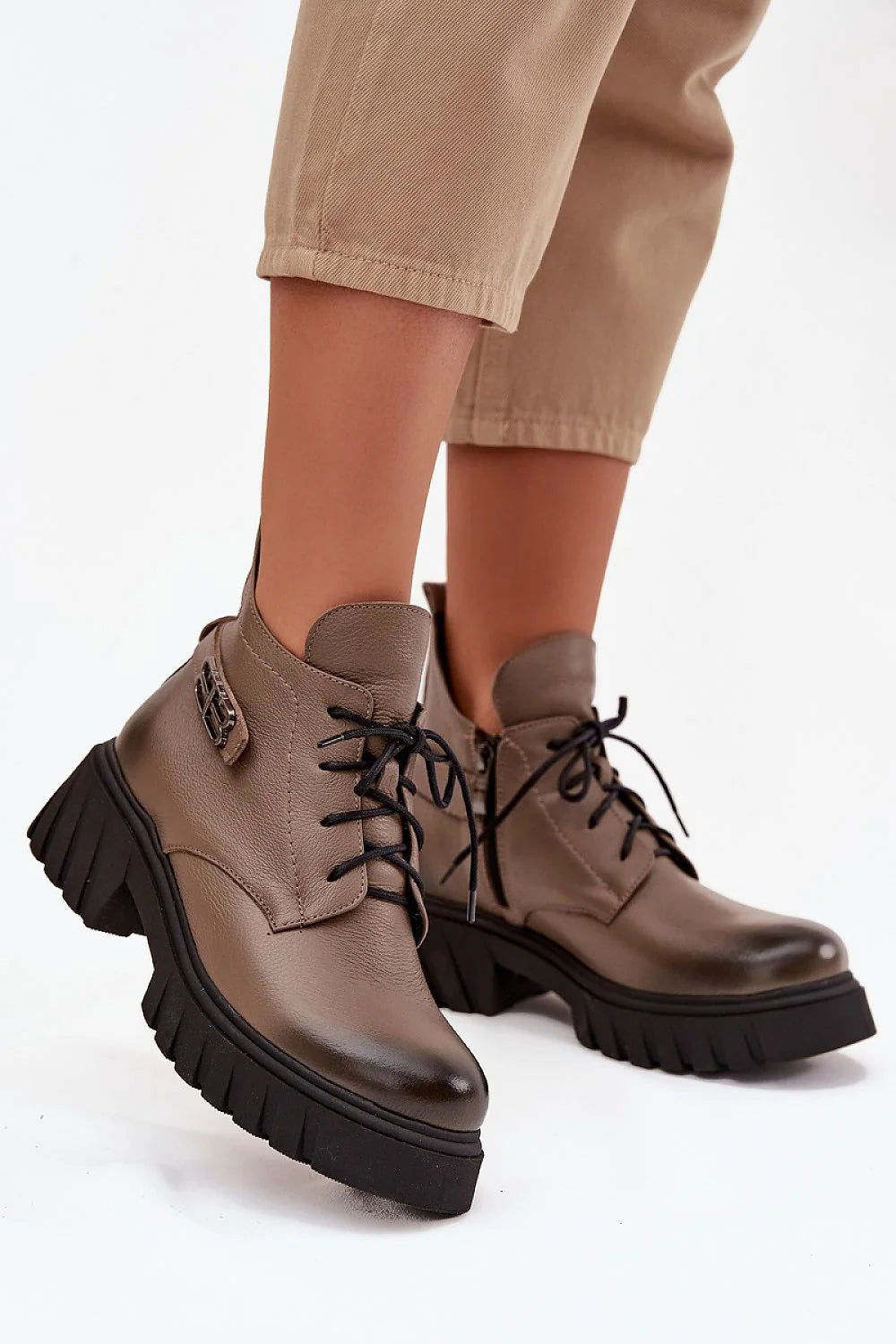 bottines femme cuir naturel grainé taupe bout rond lacets zip latéral bride boucle décorative semelle plateforme crantée noire doublure feutre
