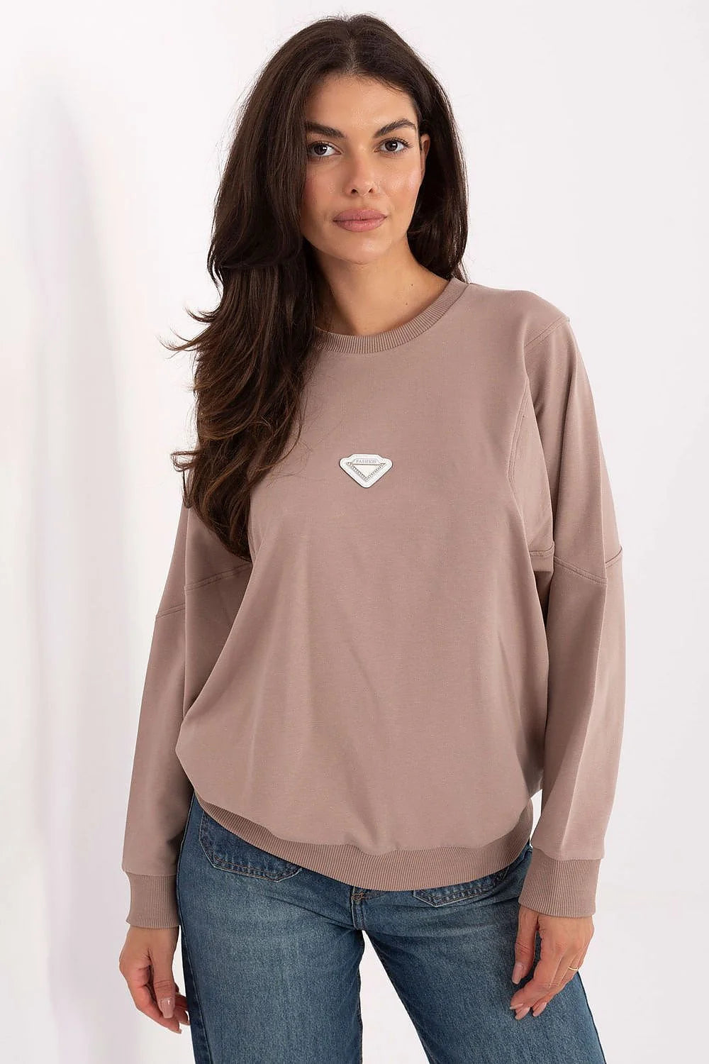 sweatshirt femme col rond manches longues oversize coton élasthanne douce taupe rosé emmanchures tombantes poignets côtelés patch triangulaire blanc minimaliste