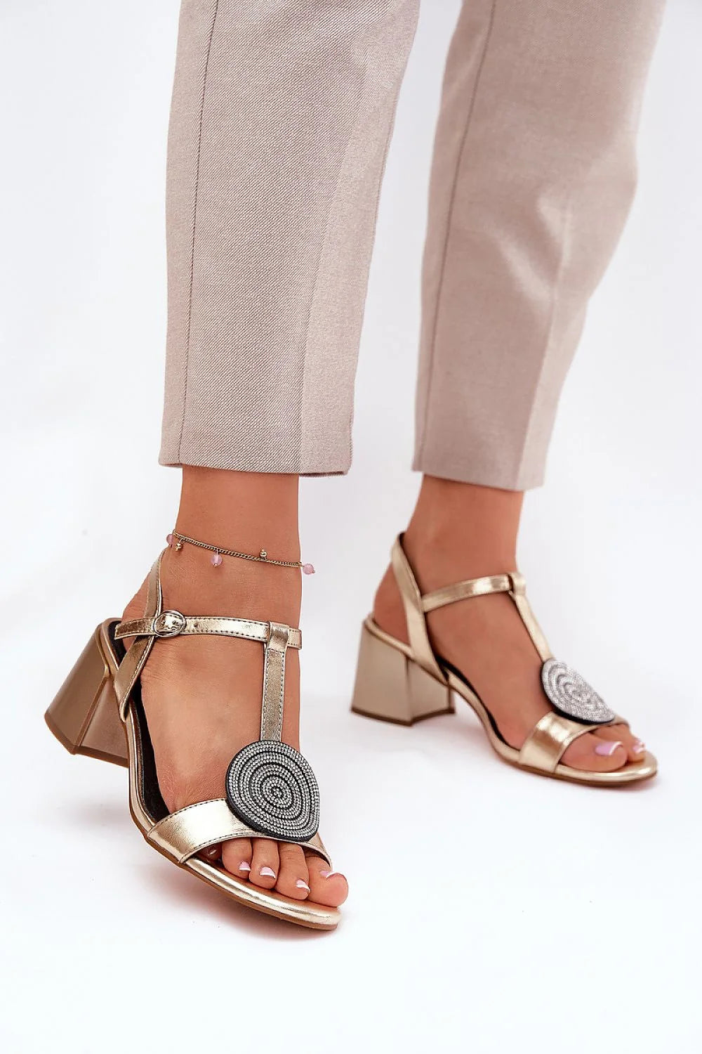 Sandales dorées métalliques à talons carrés avec détails strass T-strap femme occasion spéciale soirée été