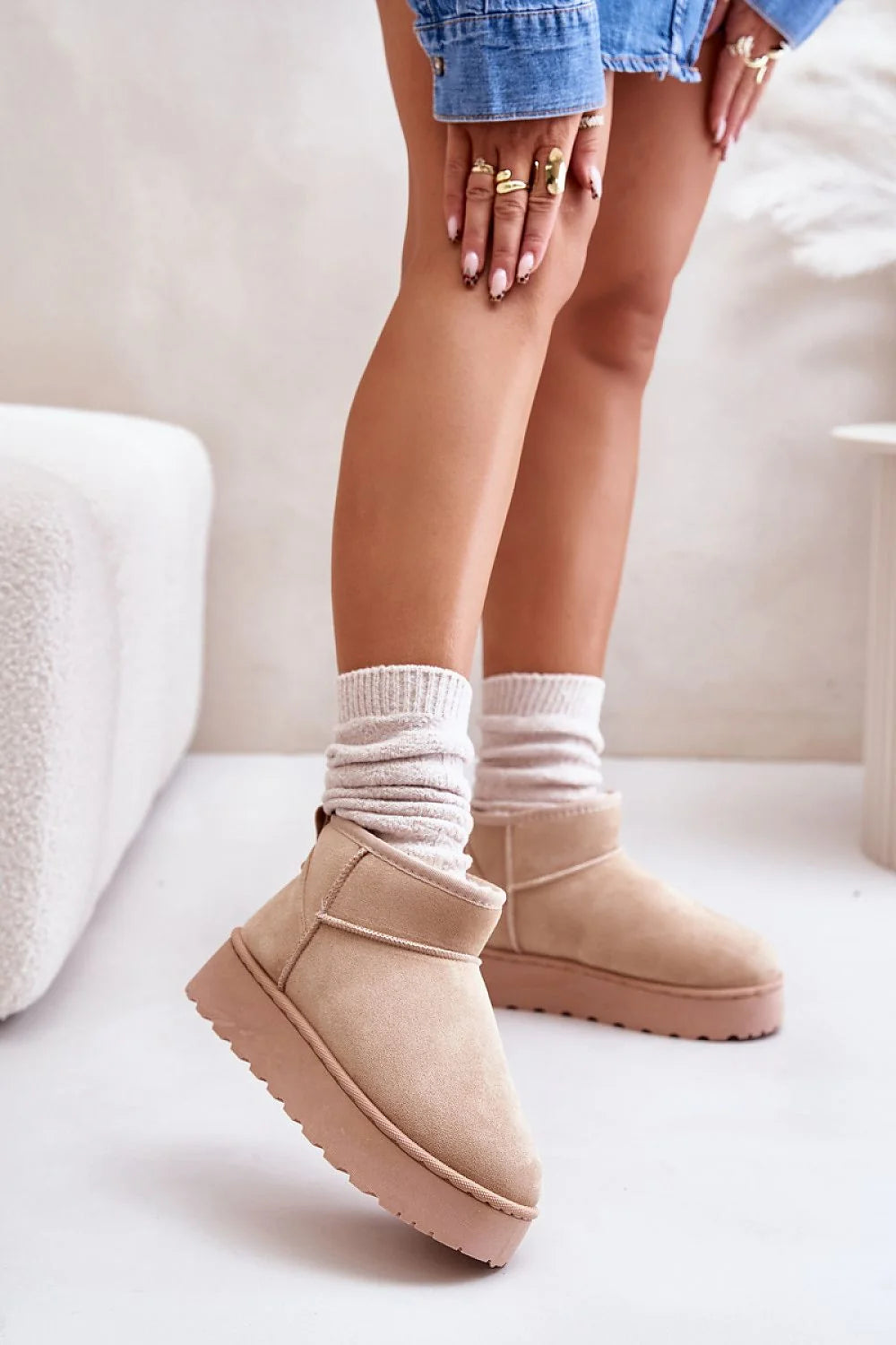 bottines femme fourrées suédine beige clair cheville basse bout rond coutures apparentes plateforme crantée gomme antidérapante semelle confortable isolante tendance