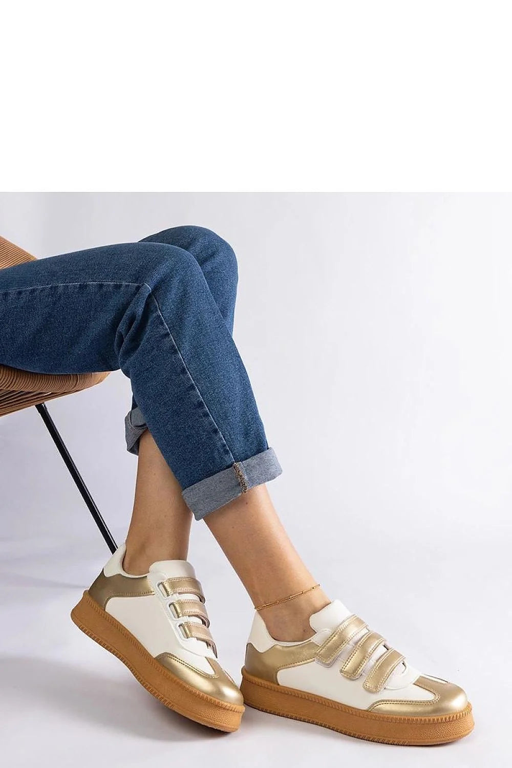 Baskets dorées pour femmes, confort et style, cuir synthétique, fermeture Velcro, semelle gomme marron, occasion quotidienne, mode moderne, design élégant, pantalons, robes, jeans, adhérence, durabilité, esthétique