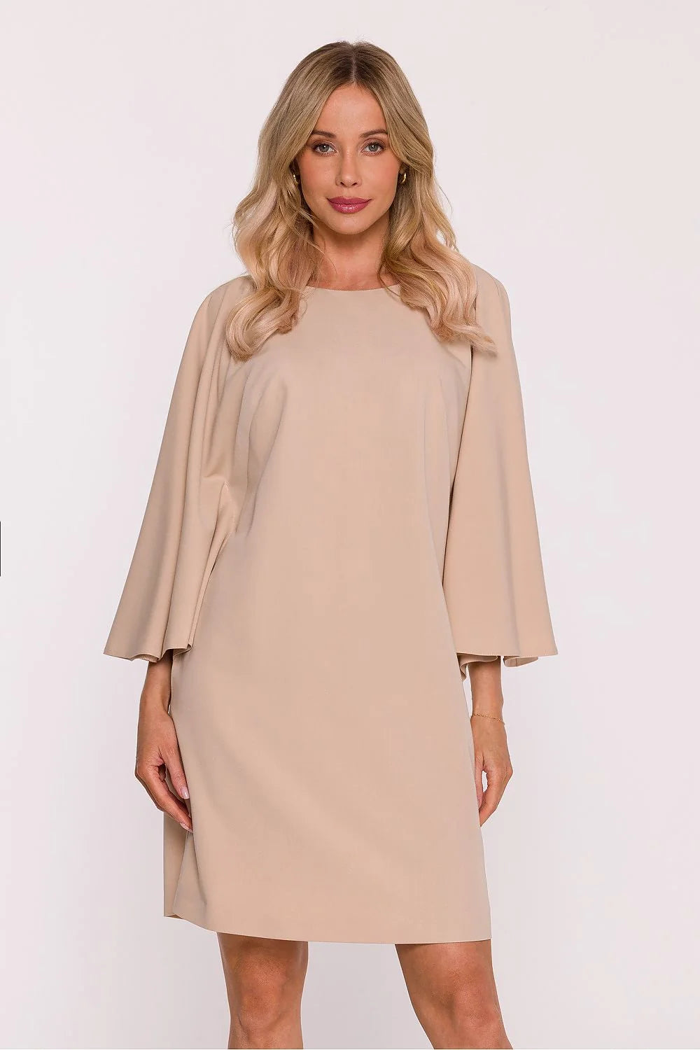 robe trapèze coupe manches cape trois quarts larges spectaculaires tissu lisse agréable décolleté arrondi taille libre bas droit beige minimaliste
