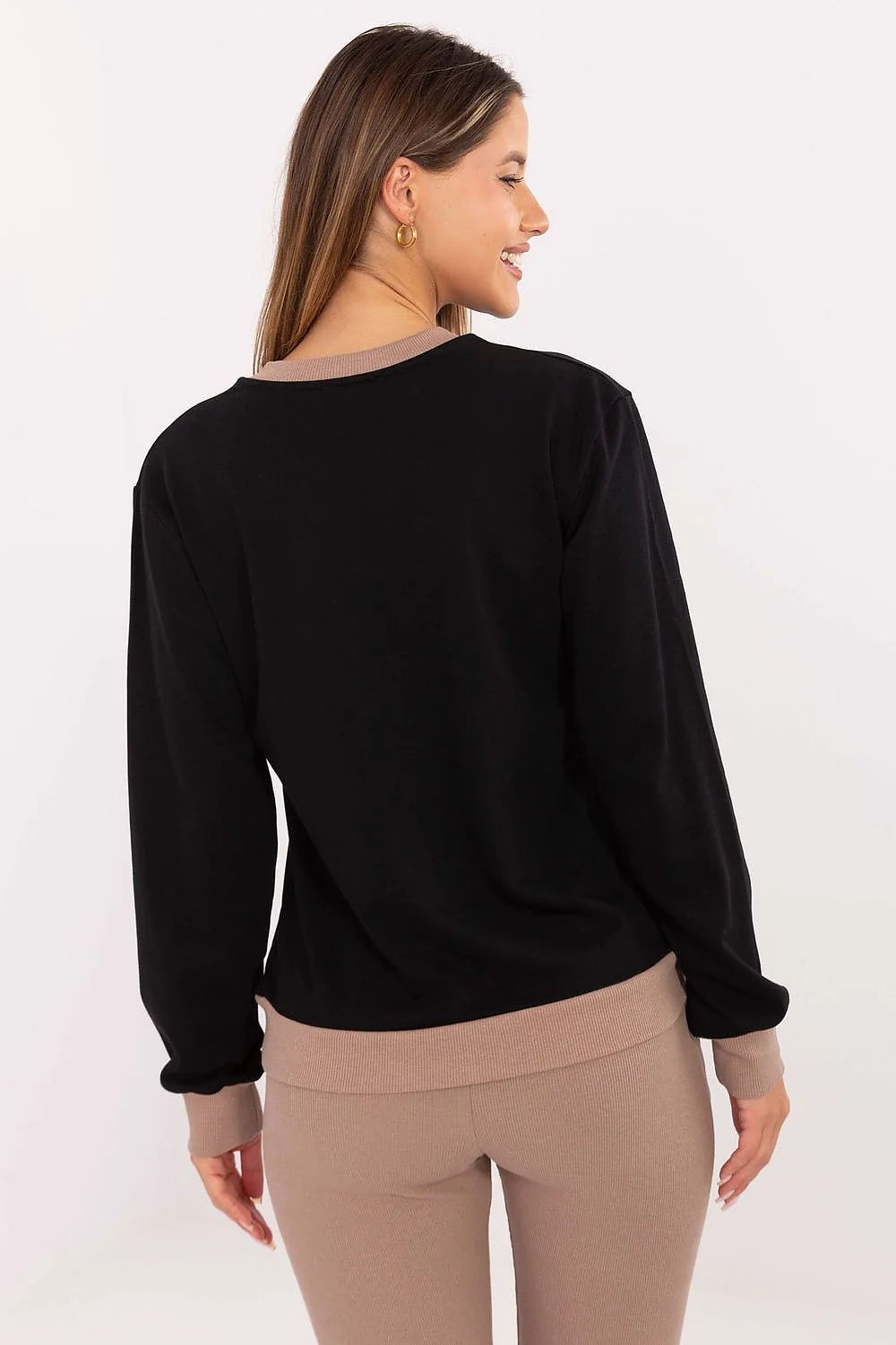 sweat femme casual manches longues col rond coupe droite légèrement ample coton polyester maille douce broderie subtile finitions contrastées noir