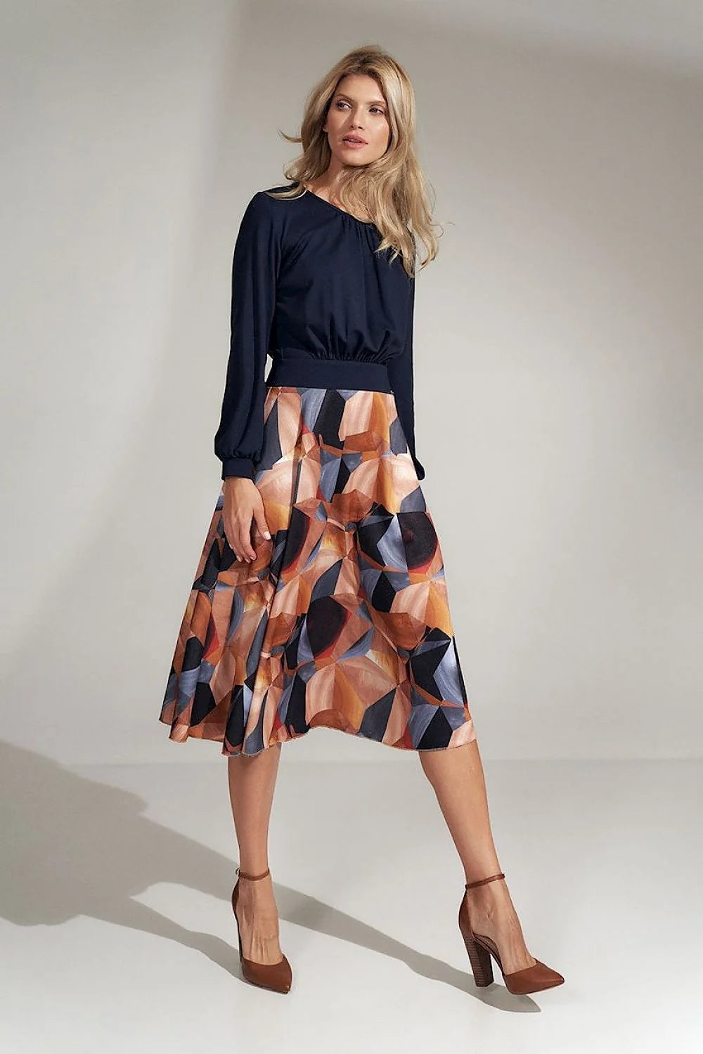 Tenue élégante en tissu léger haut bleu marine manches longues jupe motifs géométriques classiques