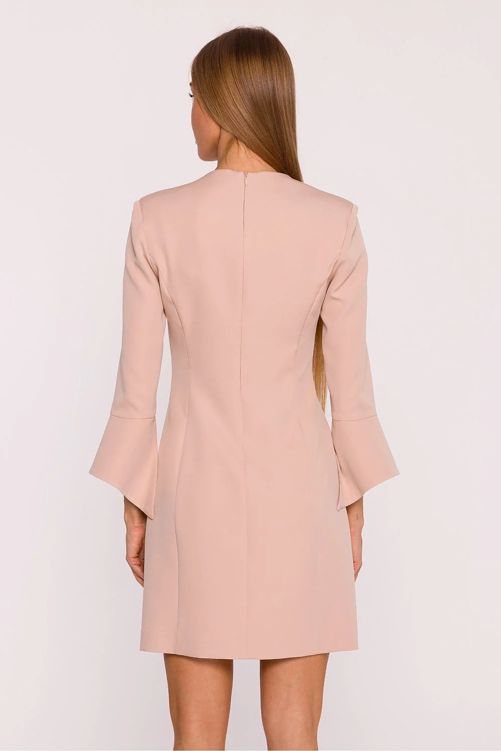 robe courte femme nude rose poudré crêpe structuré coupe droite légèrement cintrée encolure V profonde manches trois quarts évasées
